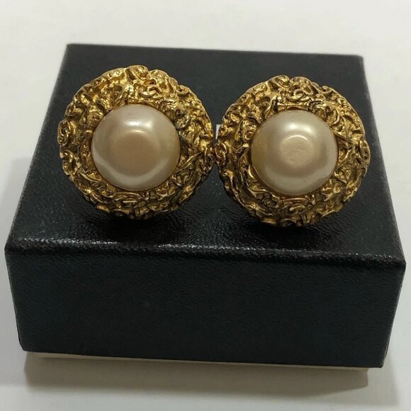 CHANEL Pearl Round Vintage Clip-On Earrings Gold Tone 93A Auth w/Box #2693 - Picture 6 of 8